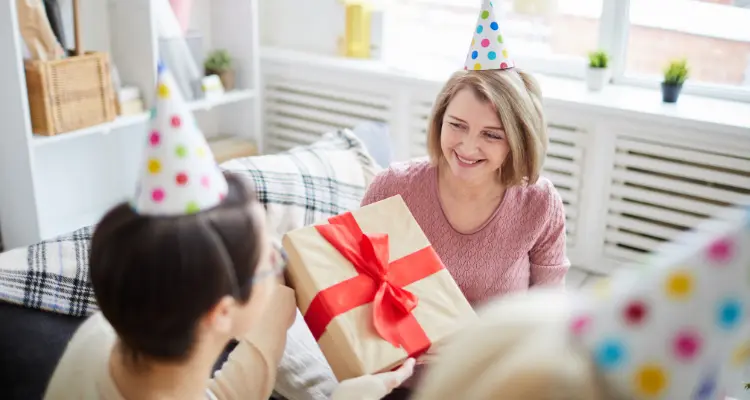How to Choose a Birthday Gift for Mom That She Will Love